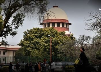 वीर सावरकर अपमान मामले में कांग्रेस नेता राहुल गांधी के खिलाफ लखनऊ कोर्ट से जारी समन पर सुप्रीम कोर्ट ने रोक लगा दी है.