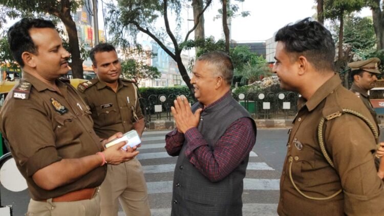 दिव्यांगजनों के अधिकारों को लेकर पुलिस अधिकारियों से बातचीत करते वीरेन्द्र कुमार।